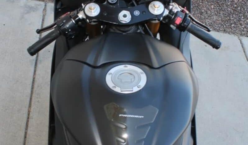 
								2010 Yamaha YZF-R6 full									